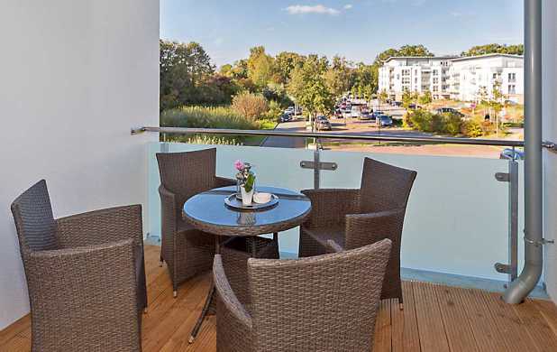 Balkon mit Gartenstühlen und Tisch